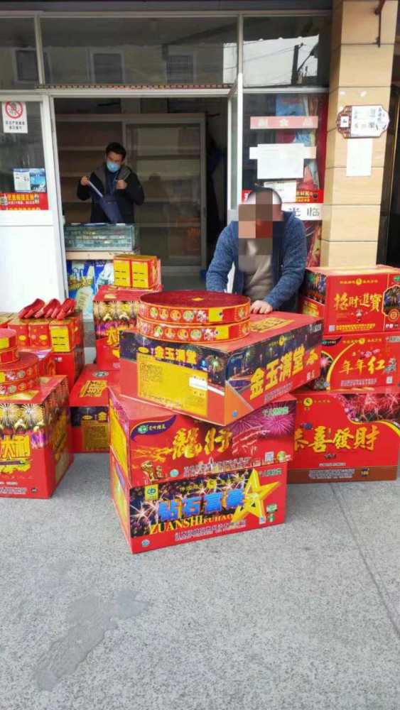 旧证到期,新证还没领到,可烟花还有48件在卖,杭州一家商铺被重罚20000元